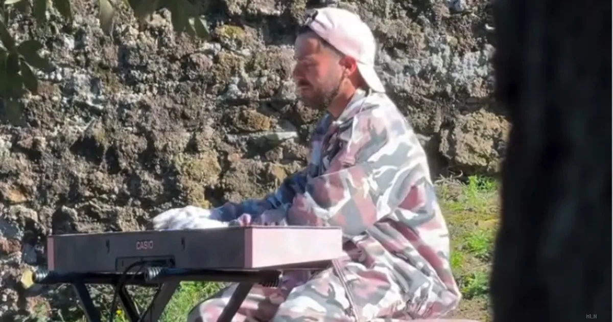 Dal furto alla speranza: benefattrice anonima salva il pianista rosa di Roma