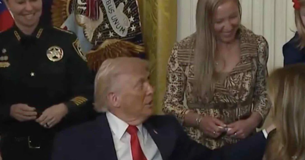 Trump vieta le atlete trans alle Olimpiadi di Los Angeles 2028. E scherza sulle donne con Melania