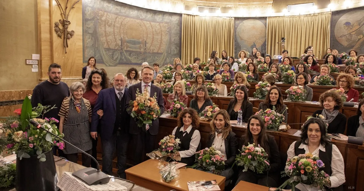 Tra fiori e spille: i momenti più curiosi della settimana politica italiana