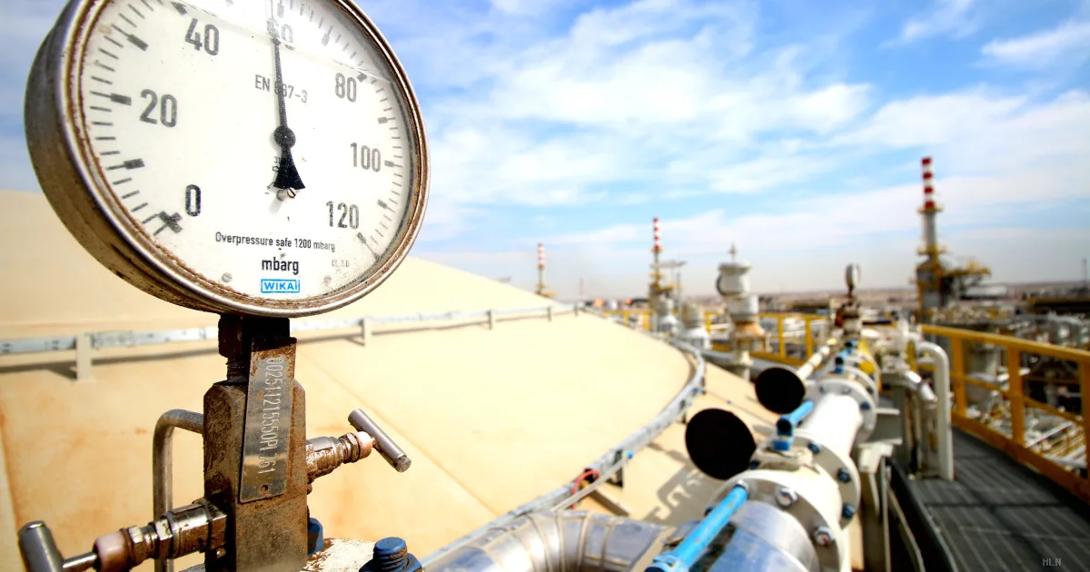 Petrolio oltre i 100 dollari: le tensioni mediorientali sostengono il rialzo settimanale