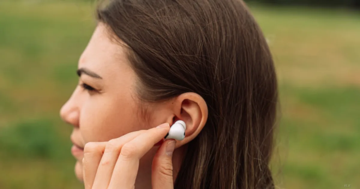 Auricolari tutto il giorno: il rischio infezioni che non conoscevate