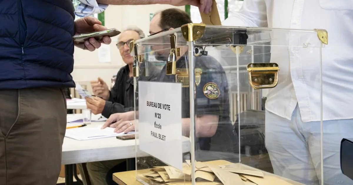 Francia alle urne per eleggere 35mila sindaci: il primo test per Macron prima della sfida presidenziale