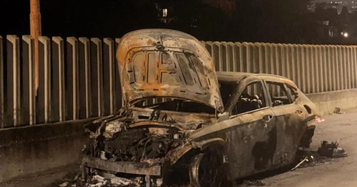 Giornalista denuncia ex compagno: l'auto bruciata e la paura di ritorsioni