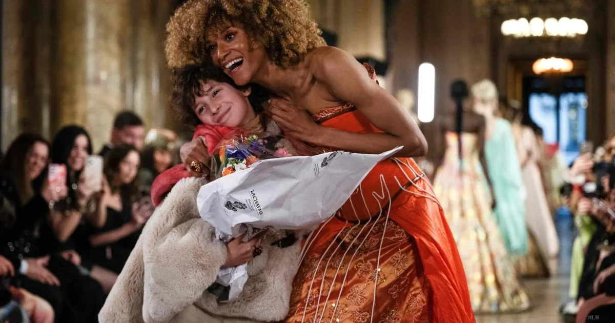 A soli 10 anni sfila a Parigi: la storia incredibile di Max Alexander, il piccolo sarto prodigio