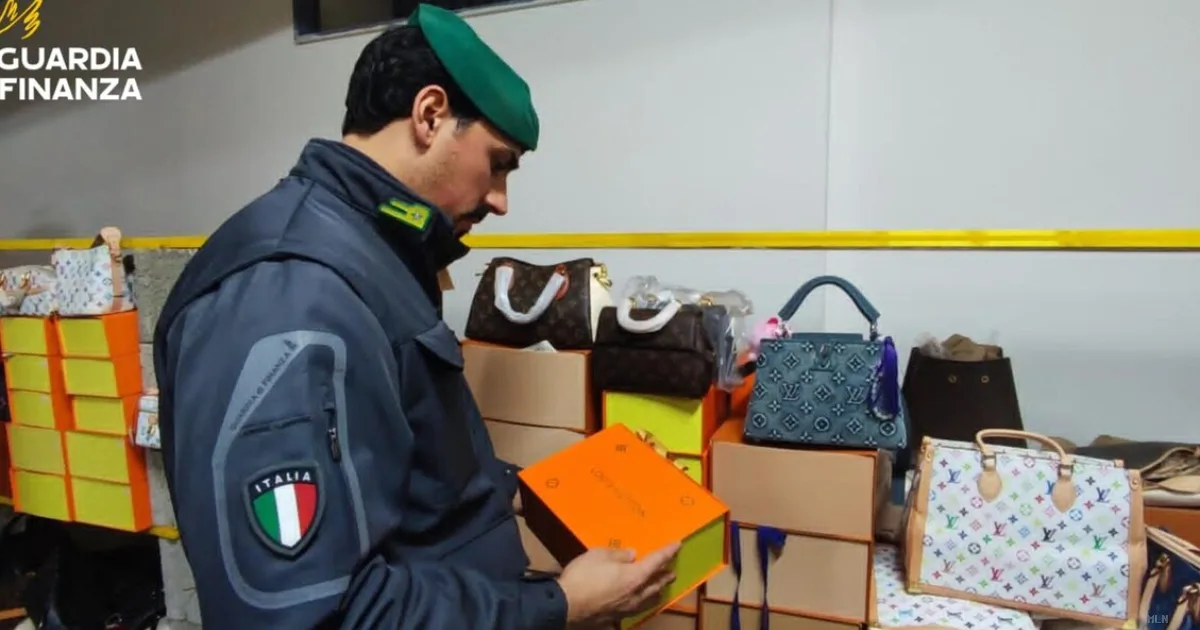 Maxi-sequestro nel Napoletano: scoperto gigantesco magazzino di contraffatti con 25mila capi