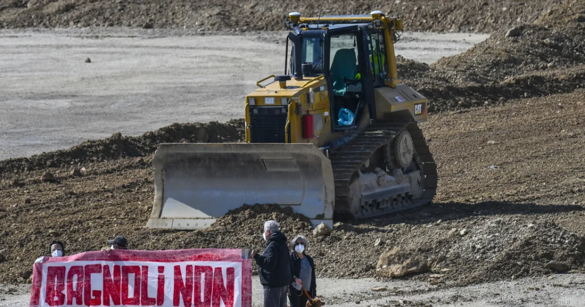 Protesta al cantiere di Bagnoli: attivisti contro i lavori per l'America's Cup 2027