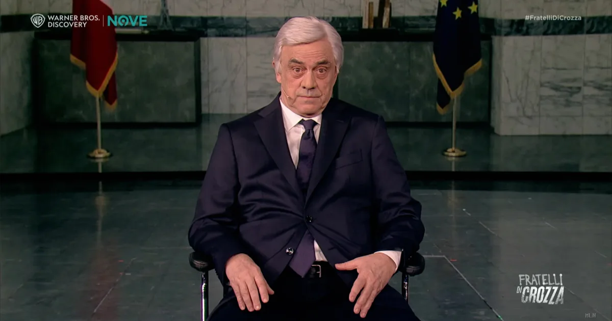 Crozza veste i panni di Tajani: la satira sulla diplomazia italiana che dice "basta" ai conflitti