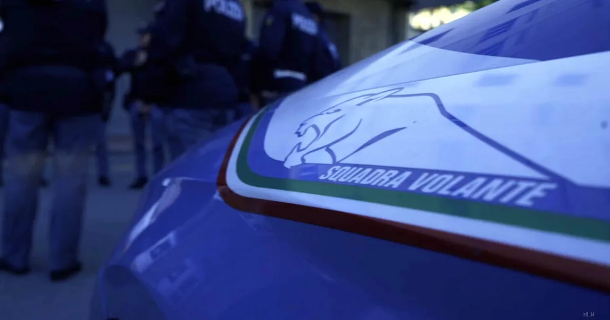 Milano, auto in fuga speronando i poliziotti: cinque colpi esplosi per fermarla