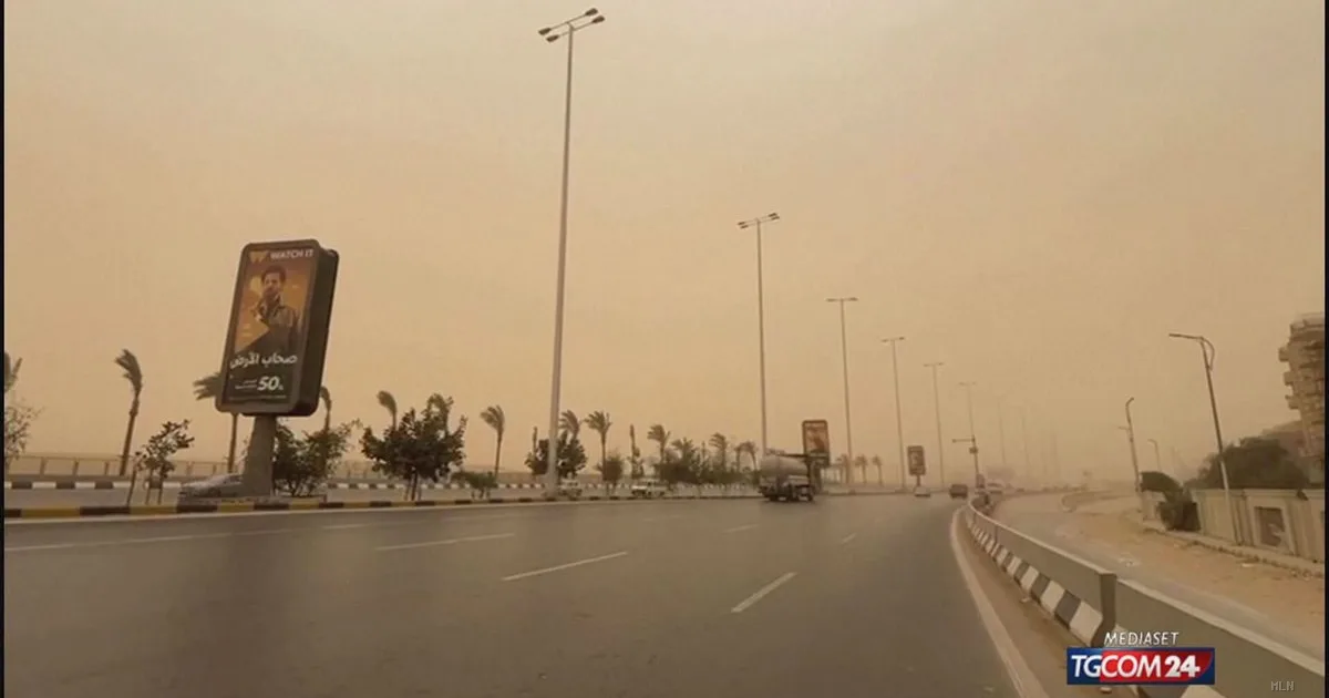 Medioriente avvolto dalla tempesta di sabbia: il cielo diventa arancione