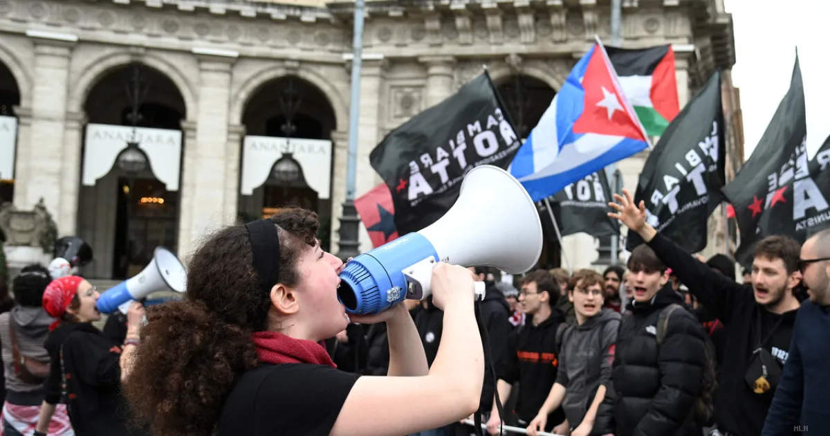 A Roma manifestanti bruciano effigi di Trump durante corteo contro governo e guerra