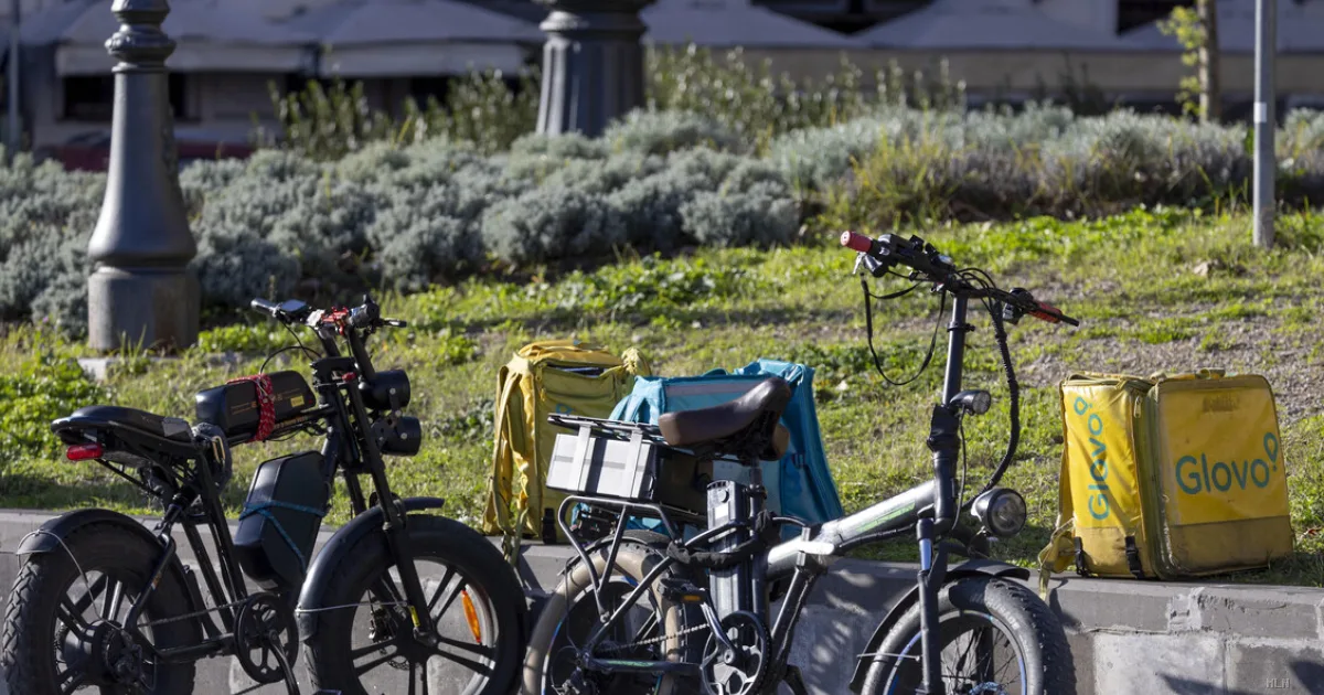 Rider in piazza a Milano: sciopero nazionale per i diritti dei ciclofattorini