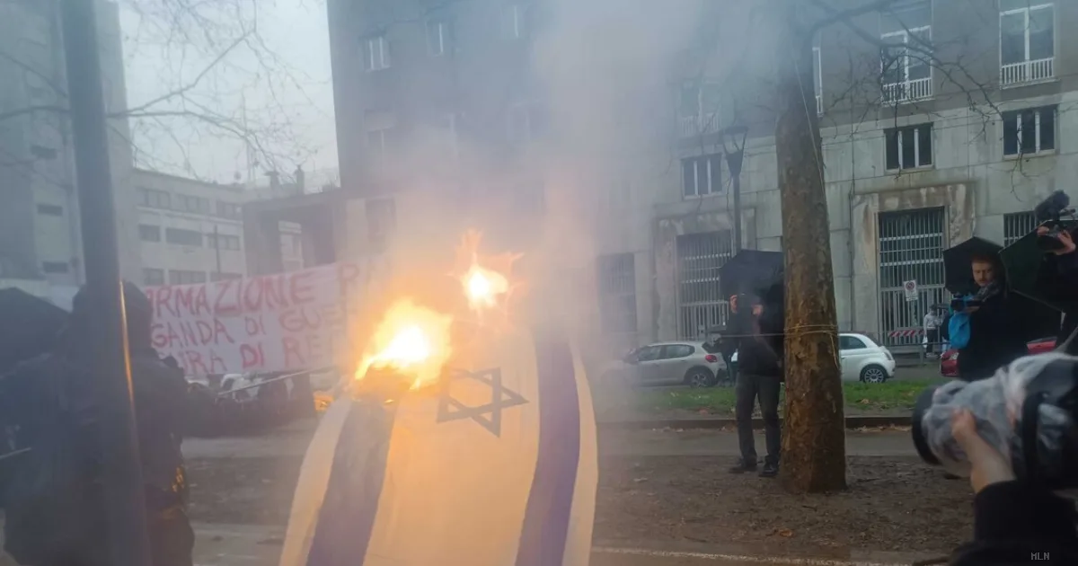 Milano, manifestazione per Dax: bandiera israeliana bruciata durante il corteo