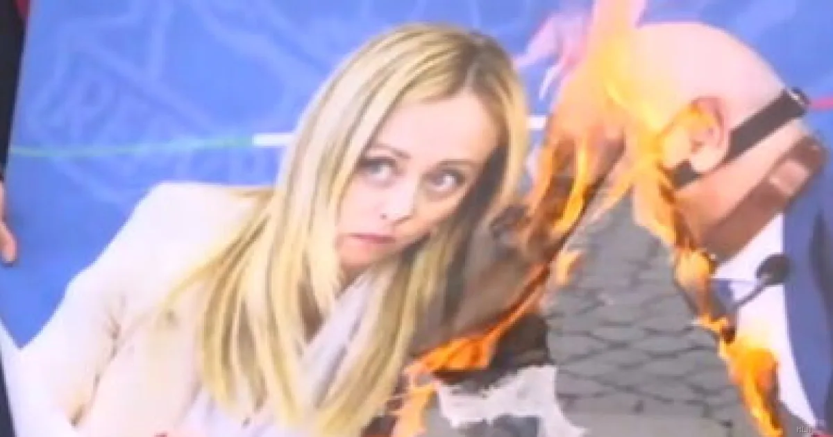 Manifestazione a Roma: cartelloni di Meloni e Nordio bruciati durante protesta contro il governo