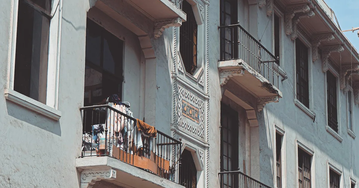 Bimbo di due anni appeso dal balcone a Torino: madre indagata per abuso. «Era una punizione»