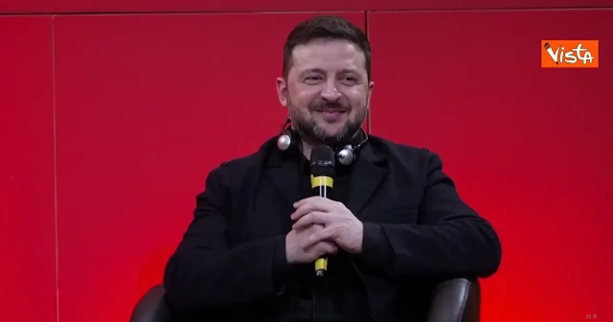 Zelensky trionfale a Sciences Po Parigi: standing ovation degli studenti francesi