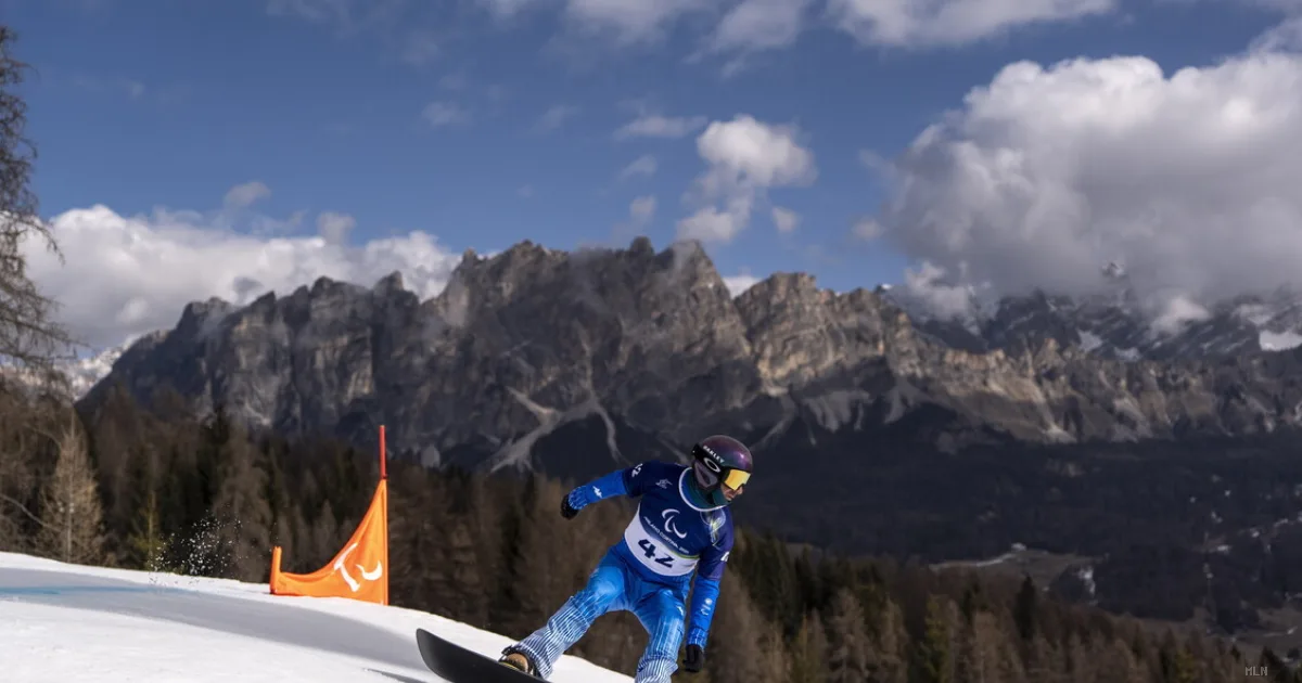 Perathoner simbolo dell'Italia paralimpica: lo snowboarder alza il tricolore alla chiusura di Milano Cortina