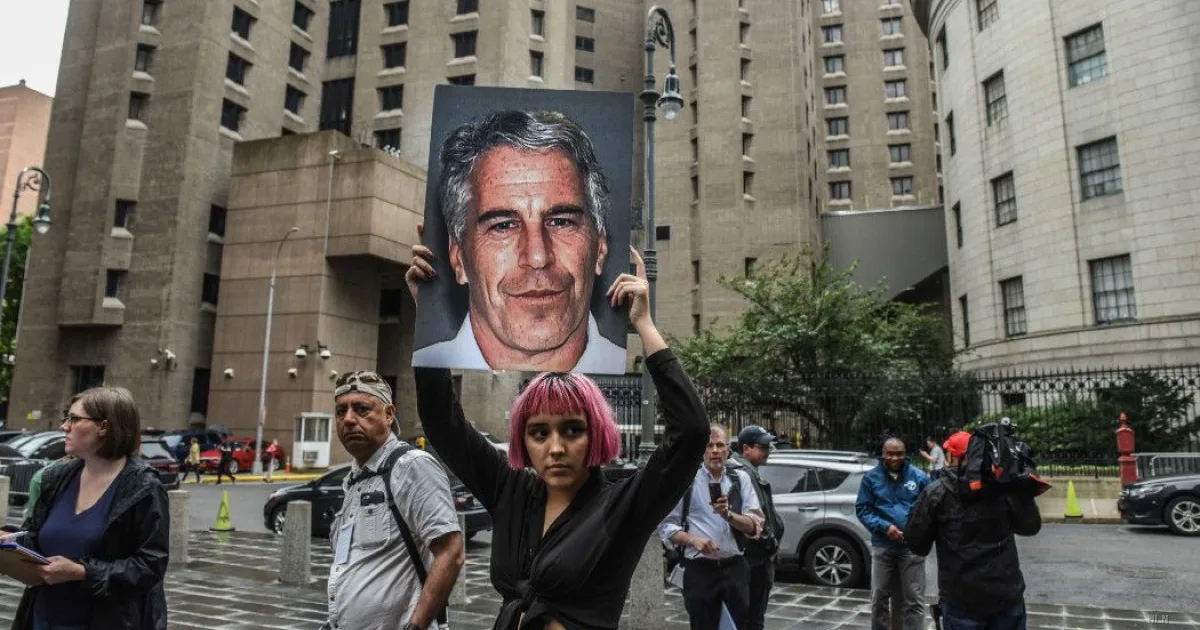 Epstein pagò milioni per cancellare il suo passato da Google e Wikipedia