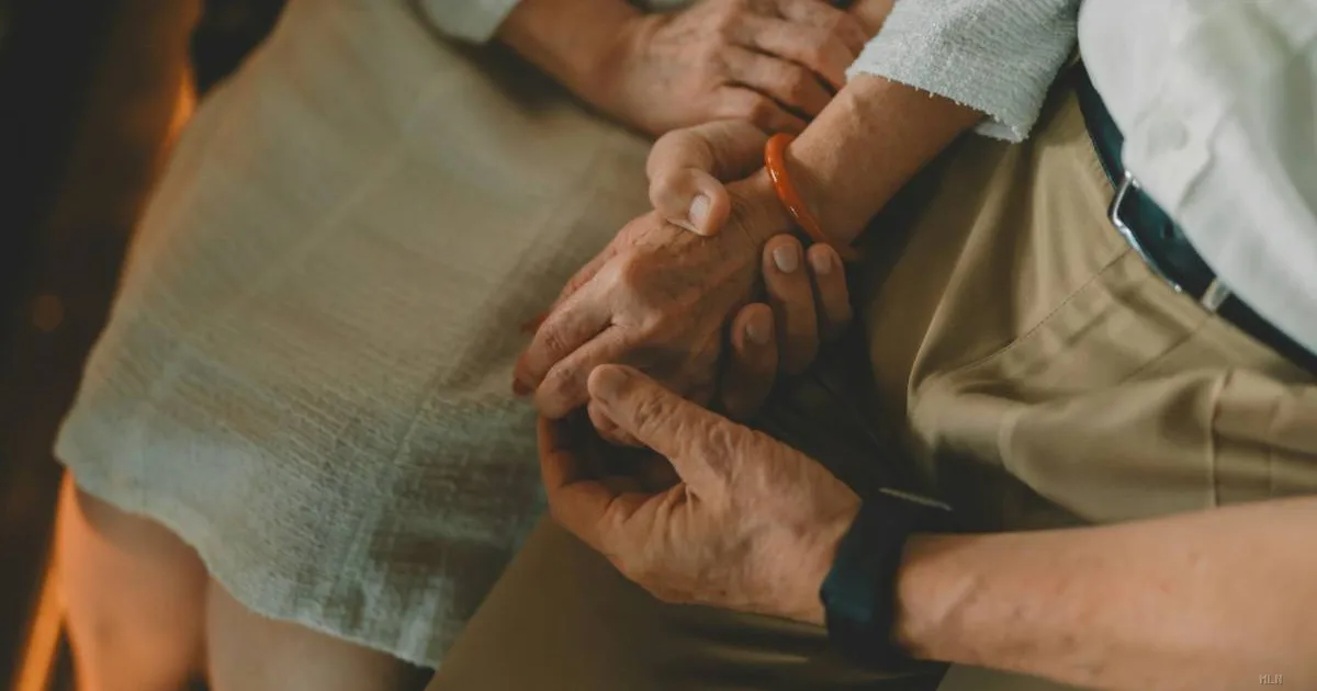 Alzheimer, i movimenti delle mani potrebbero rivelare la malattia in fase avanzata