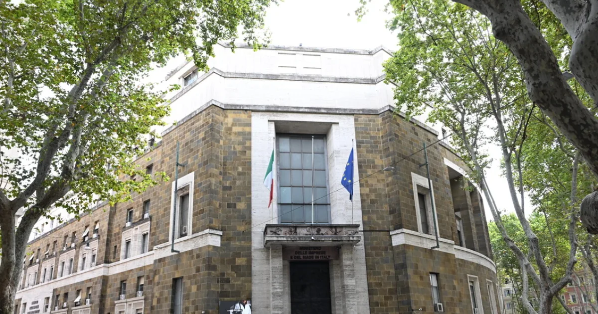 Urso promette nuove misure contro i prezzi della benzina al prossimo governo