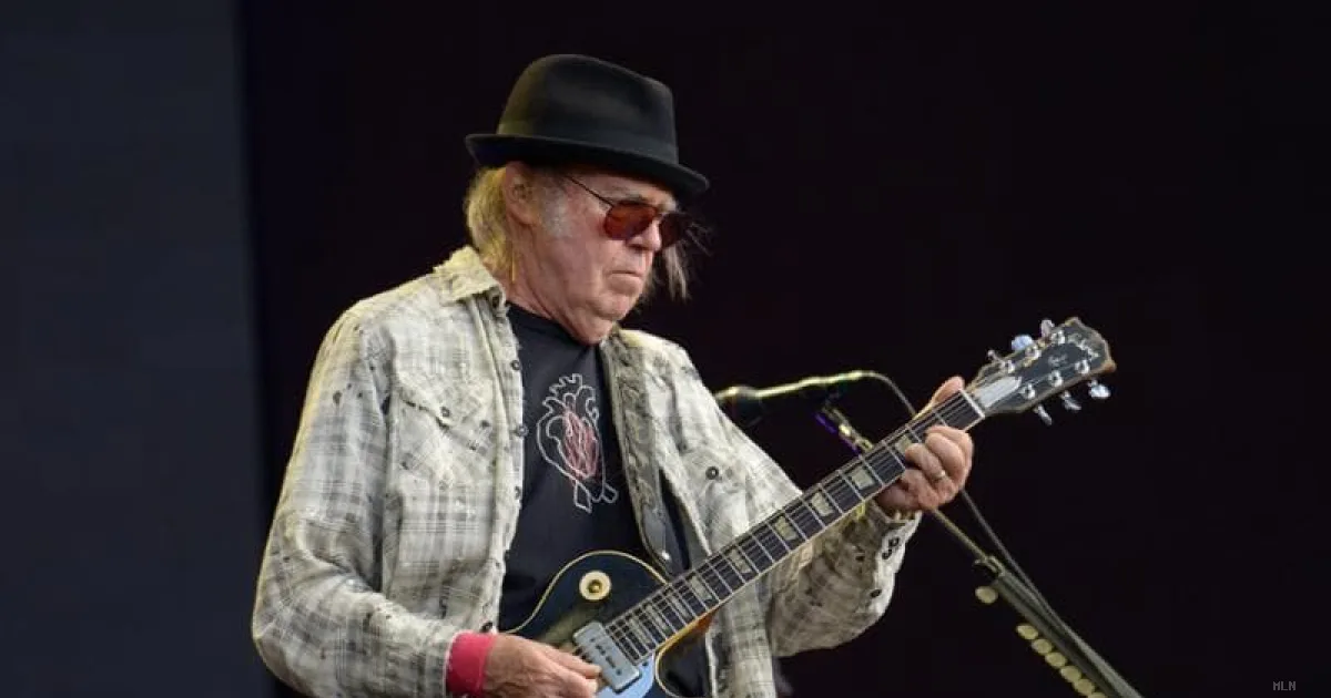 Neil Young torna in studio a 80 anni: nuovo album con i Chrome Hearts mentre attacca Trump
