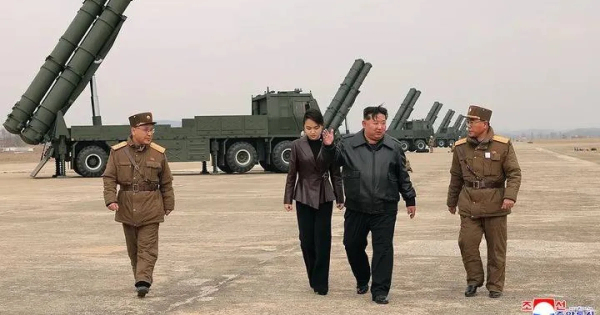 Pyongyang sfoggia nuovi missili: Kim Jong Un testa il sistema da 600mm con la figlia