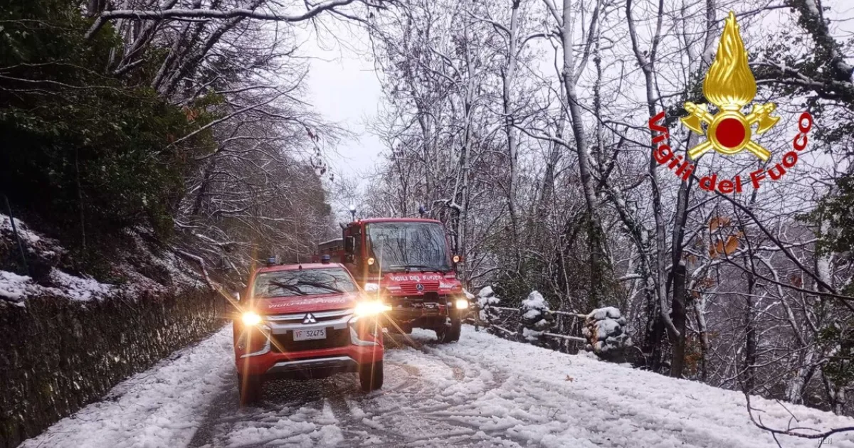 Varesotto sotto la neve: caos viabilità e oltre 30 interventi dei pompieri nella notte