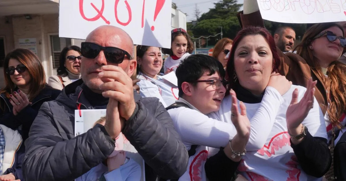 Cento famiglie al Monaldi: «Giustizia per Domenico, ma difendiamo il professor Oppido»