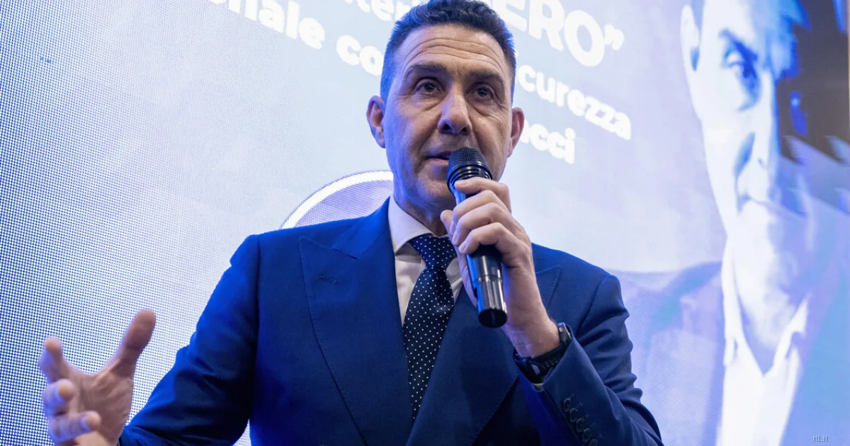 Vannacci debutta a teatro con la remigrazione: "Uno strumento per difendere i nostri principi"