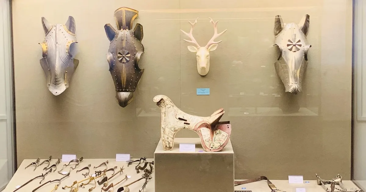 Bologna, il Museo Medievale diventa galleria contemporanea: Moreschini dialoga con il passato