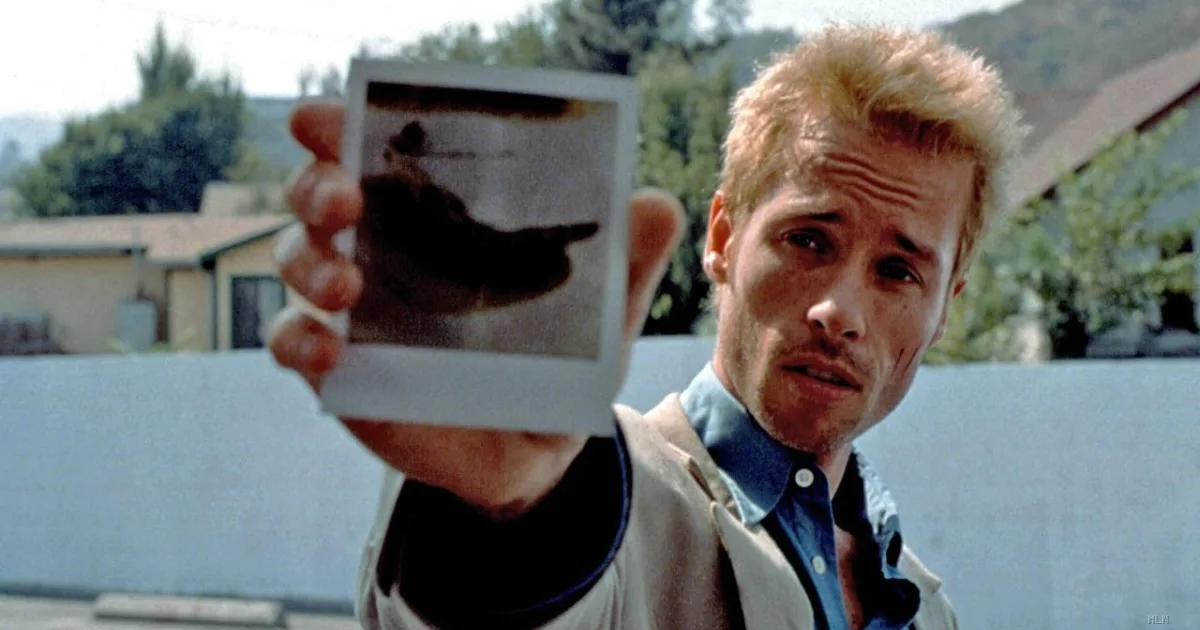 Memento compie 25 anni: il capolavoro che lanciò Nolan nel 2001