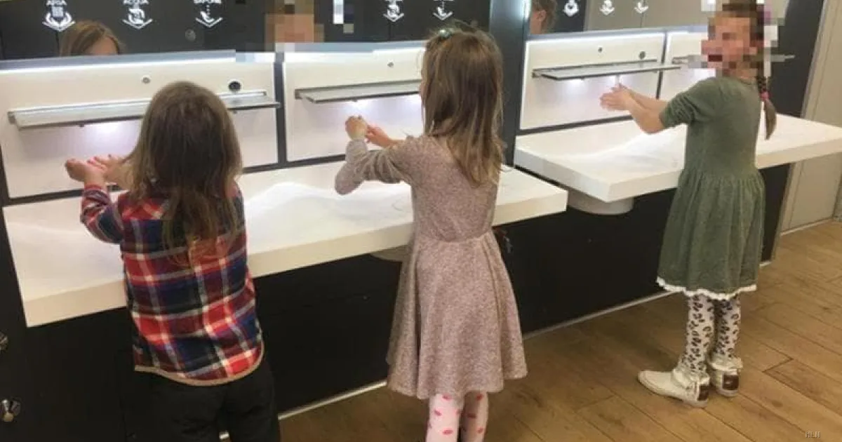 Allontanamento dal bosco: gli assistenti valutano di limitare i contatti tra i bambini e la madre