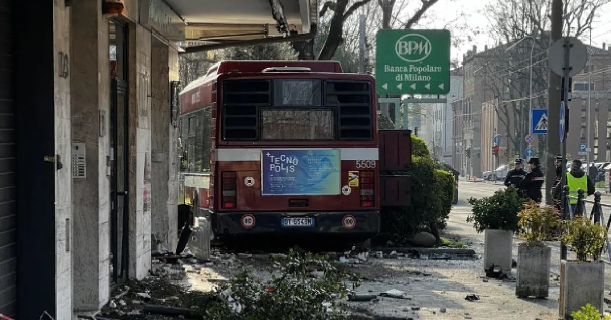 Autobus fuori strada a San Lazzaro di Savena: malore del conducente, cinque persone soccorse