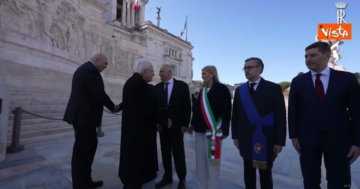 Le Frecce Tricolori sorvolano Roma per celebrare l'Unità nazionale