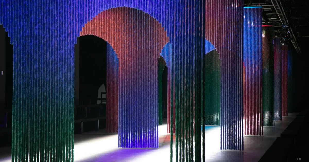 Etro ai vertici della sfilata: come il collettivo Numero Cromatico ha reinventato la passerella