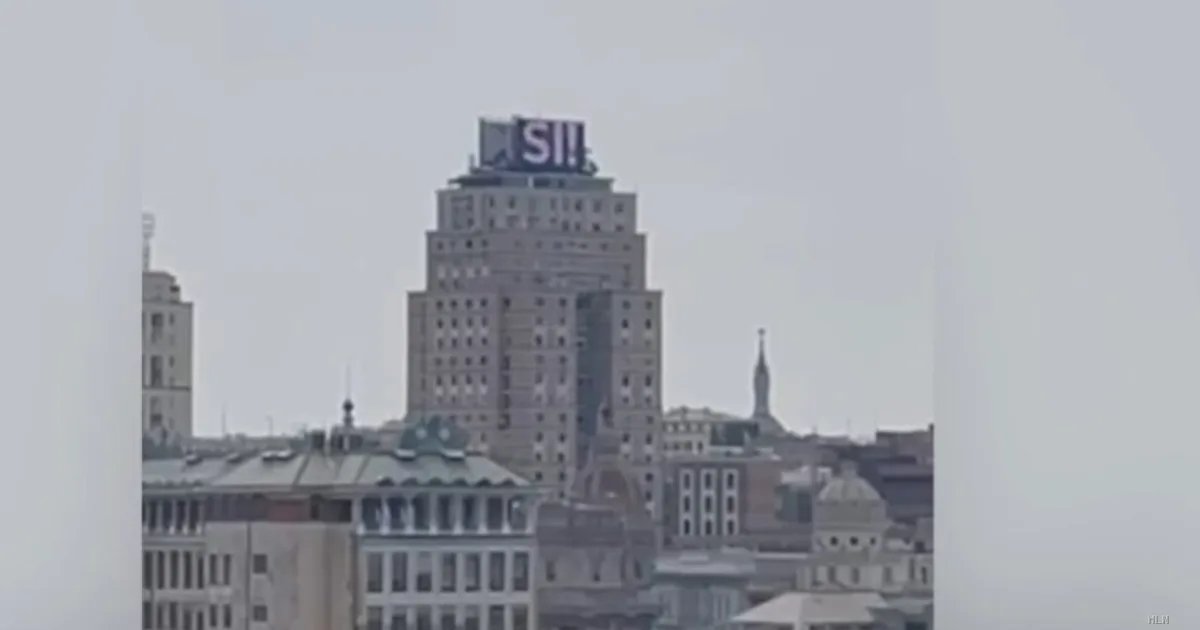 Genova, maxi schermo con proposta di matrimonio scatena polemica nel giorno del referendum