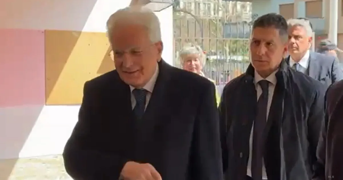 Mattarella vota a Palermo, bagno di folla e applausi all'uscita dal seggio