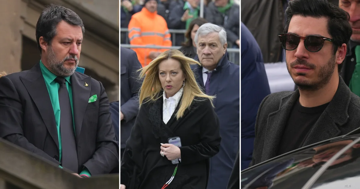 Pontida rende onore a Bossi: il cordoglio della politica tra applausi e contestazioni