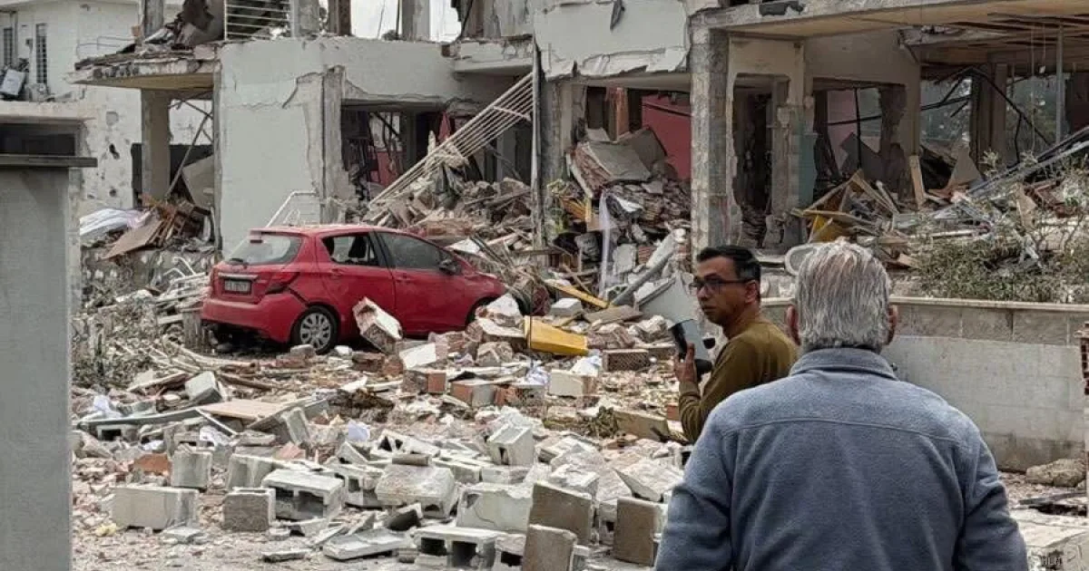 Esplosione di gas a Roma: crolla edificio a Piana del Sole, anziani in gravi condizioni