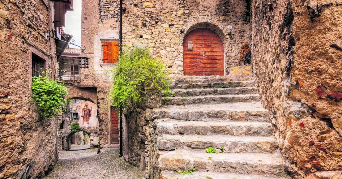 Primavera sul Garda: escursioni facili tra natura incontaminata e borghi storici