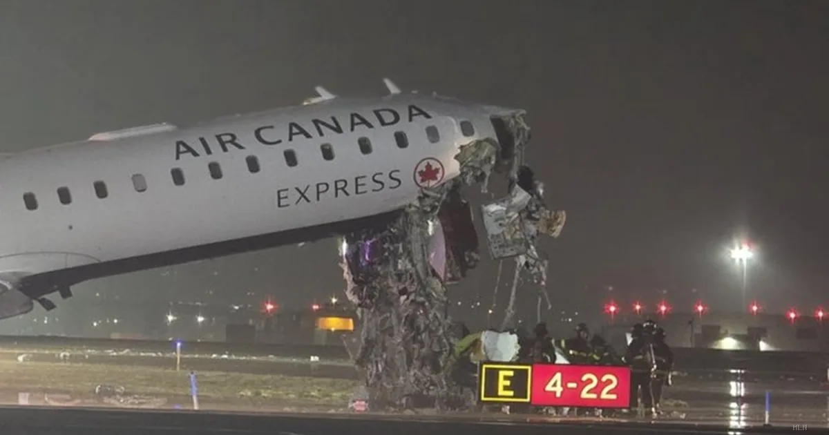 Aereo Air Canada urta veicolo sulla pista di LaGuardia: aeroporto bloccato