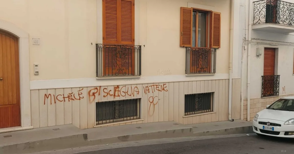 Minacce al sindaco di Mattinata: scritta rossa sul muro della madre, «Non mi intimorirete»