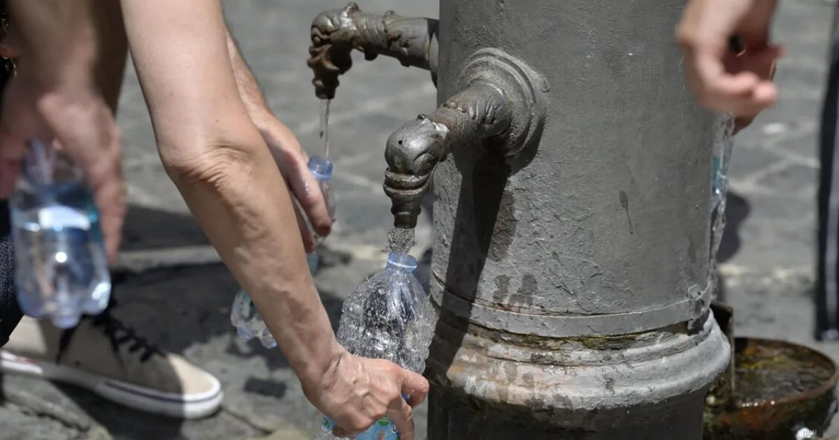 Acqua, il servizio idrico italiano è in crisi: tariffe alte e perdite enormi al Sud