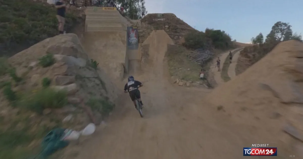 Sudafrica, i piloti di mountain bike sfidano il limite con salti da brividi