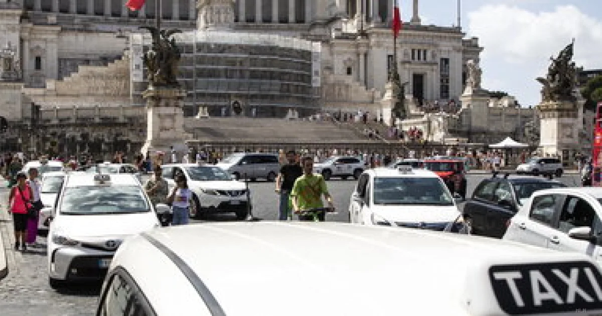 Rapina con coltello in taxi a Roma: fermato 46enne, arma sequestrata