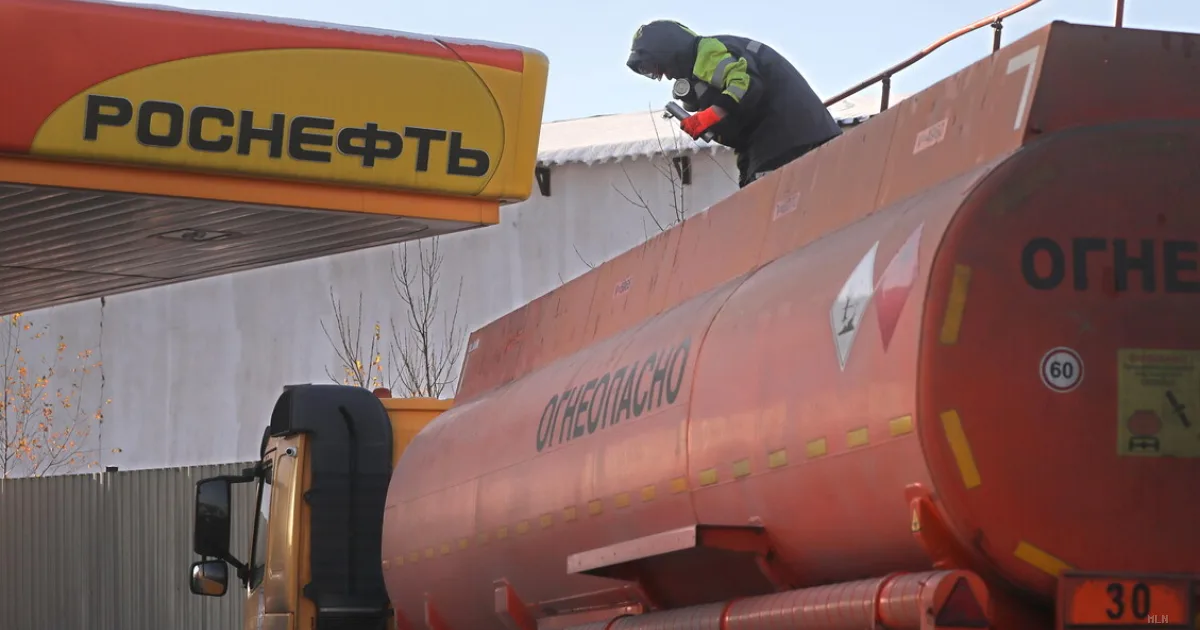 Bruxelles rinvia lo stop al petrolio russo: tensioni con Orban e crisi mediorientale bloccano la decisione