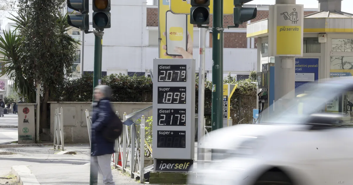 Benzina cara, il governo taglia le accise ma i prezzi restano alti: ecco come risparmiare