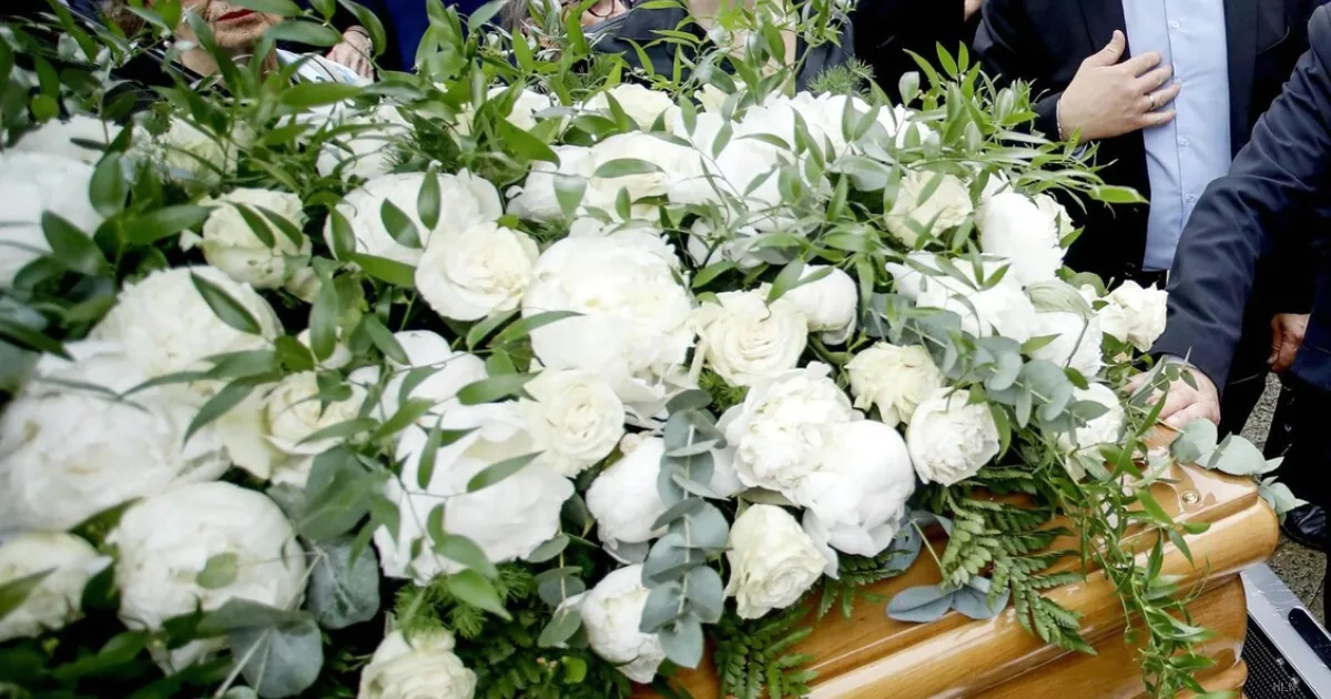 Bergamo, ai funerali di Valentina il prete denuncia: «La violenza nasce dalle parole»