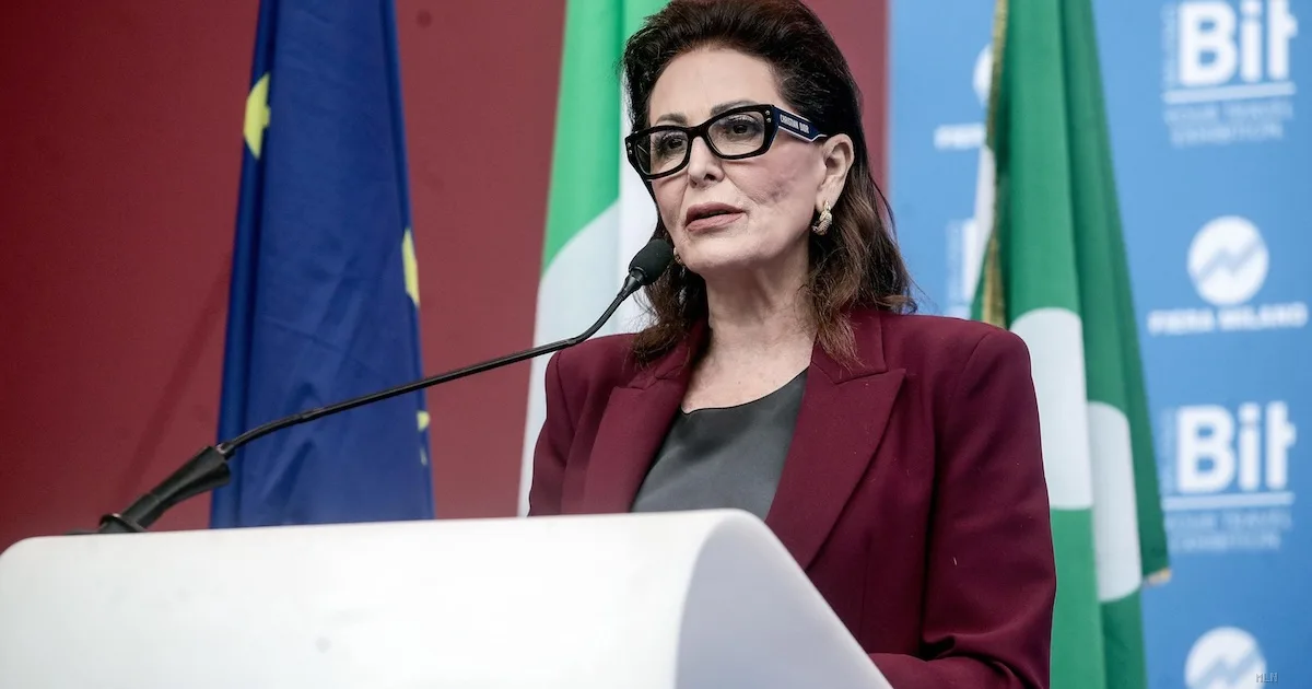 Governo Meloni scosso da dimissioni, Santanché resiste alle pressioni nonostante tre inchieste