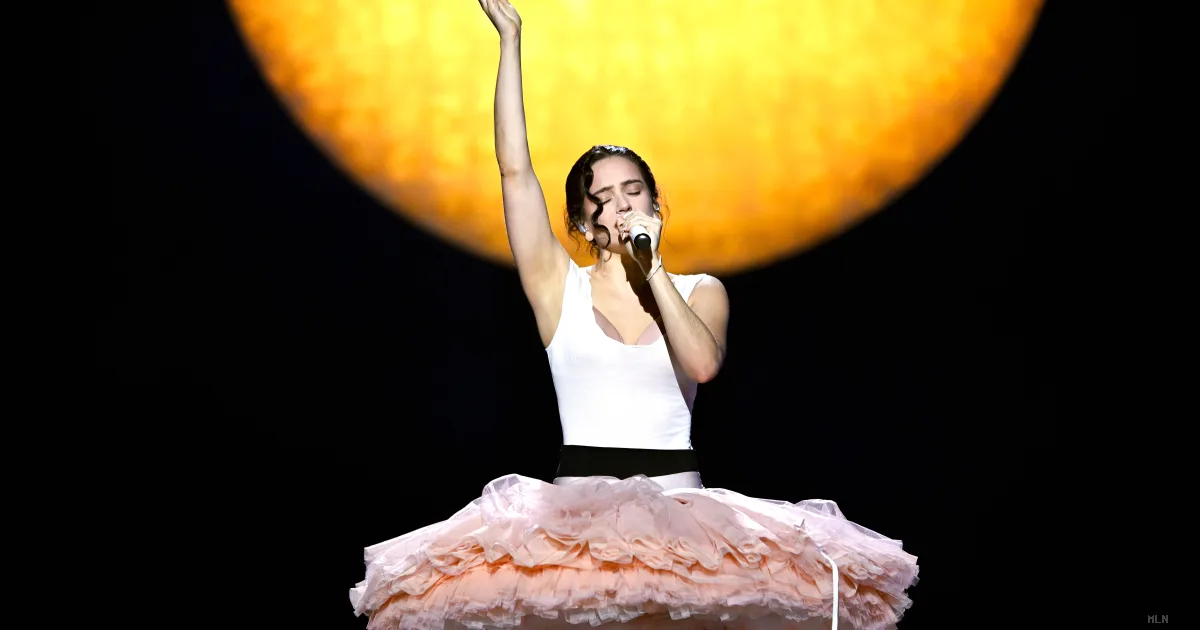 Rosalía a Milano, il Lux Tour è una lezione di storia dell'arte tra Goya e la Gioconda