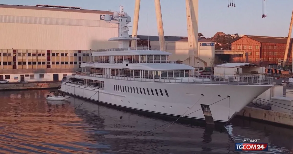 Attivisti anti-Trump danneggiano lo yacht di Ellison al largo della Francia